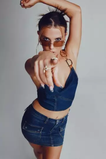 Yvonne Leon Chevaliere Ca’ur Coquillage Godrons ou Jaune portée par Millie Bobby Brown au Glamour Magzine le 16 octobre 2023