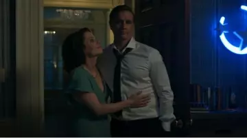 Robe longue Boss Slim-Fit portée par Sœur Ruth (Lara Jean Chorostecki) comme on le voit dans Chucky (S03E03)