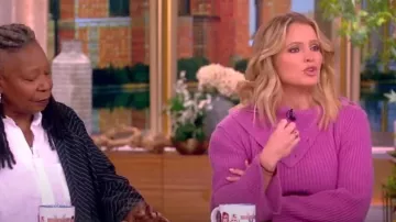 Pull à col roulé en tricot côtelé en laine et cachemire Simkhai Adrienne porté par Sara Haines comme on le voit dans The View le 17 octobre 2023