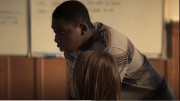 Camiseta a rayas de Uniqlo Christophe Lemaire usada por Assane (Mamadou Haidara) como se ve en Lupin (S03E02)