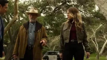 Chaqueta bomber de piel sintética Intermix Michele usada por Addison Augustine (Caitlin Bassett) como se ve en Quantum Leap (S02E03)