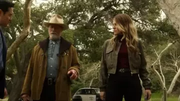 Col roulé bordeaux à boutonnage basique Zara porté par Addison Augustine (Caitlin Bassett) dans Quantum Leap (S02E03)