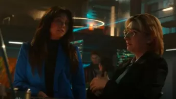 Blazer de L'Agence Chamberlain usado por Jenn Chu (Nanrisa Lee) como se ve en Quantum Leap (T02E03)