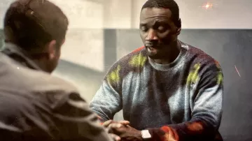 El suéter multicolor de Paul Smith usado por Assane (Omar Sy) en Lupin (Temporada 3)