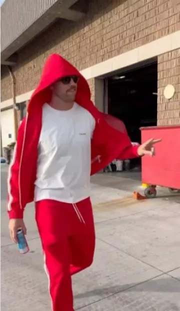 Pantalones de chándal de rayas rojas y blancas de Celine usados por Travis Kelce en la cuenta de Instagram @killatrav