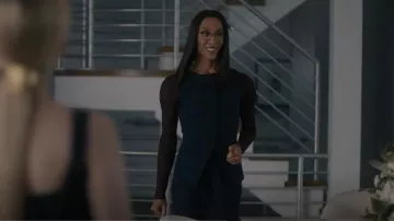 Pantalon droit Attersee à rayures ton sur ton porté par Nicolette (Mj Rodriguez) dans American Horror Story (S12E05)