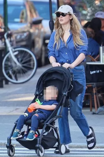 Cinturón clásico The Row en cuero usado por Jennifer Lawrence en la ciudad de Nueva York el 19 de octubre de 2023