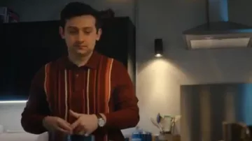 Suivant Polo tricoté à manches longues porté par Danny (Craig Roberts) comme on le voit dans Still Up (S01E07)