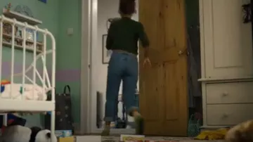 Vaqueros Levi's Rolled Denim usados por Lisa (Antonia Thomas) como se ve en Still Up (T01E07)