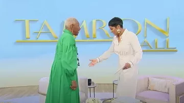 Zara Robe-chemise ceinturée portée par Tamron Hall vue dans Tamron Hall Show le 17 octobre 2023