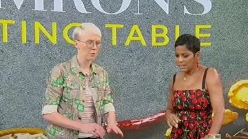 Robe mi-longue en charmeuse à imprimé cerise Dolce and Gabbana portée par Tamron Hall lors du défilé Tamron Hall le 18 octobre 2023