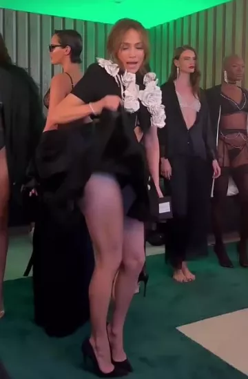 Christian Louboutin So Kate Pumps en gamuza negra usados por Jennifer Lopez en el evento Intimissimi el 19 de octubre de 2023