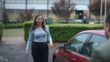 Top de punto acanalado de H&M usado por Caroline (Robin McLeavy) como se ve en Wolf Like Me (T02E03)