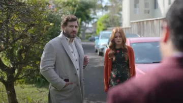 Brunello Cucinelli Chevron Pea Coat usado por Anton (Édgar Ramírez) como se ve en Wolf Like Me (S02E04)