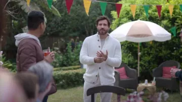 Cárdigan de cachemira blanca Brunello Cucinelli usado por Anton (Édgar Ramírez) como se ve en Wolf Like Me (T02E04)