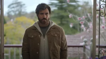 Brunello Cucinelli Chaqueta de algodón marrón usada por Anton (Édgar Ramírez) como se ve en Wolf Like Me (T02E04)