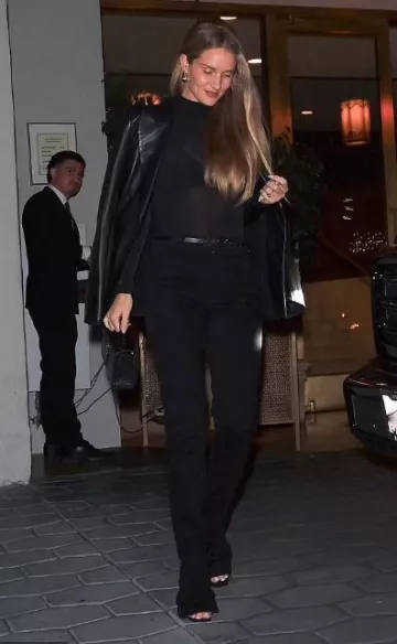 Chaqueta de cuero The Row Boice usada por Rosie Huntington-Whiteley en Sunset Tower Hotel el 17 de octubre de 2023