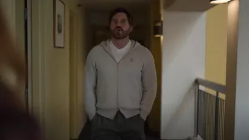Brunello Cucinelli Sudadera de punto acanalado inglés de cachemira con capucha usada por Anton (Édgar Ramírez) como se ve en Wolf Like Me (T02E05)