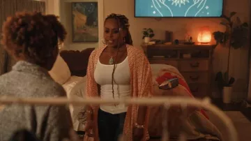 Vestido caftán oversize de H&M usado por Angela (Chantal Maurice) como se ve en Wicked City (T02E01)