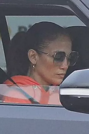 Gucci Eyewear Horsebit Square Shades portées par Jennifer Lopez chez McDonald’s le 18 octobre 2023