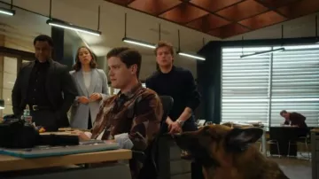 Camisa de trabajo Madewell en camuflaje Brushstroke usada por Jesse Mills (Justin Kelly) como se ve en Hudson & Rex (S06E03)