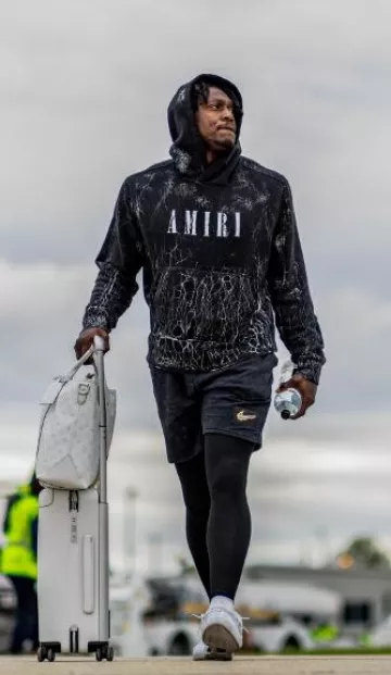 Sweat à capuche Amiri Black Cracked Core Logo porté par A. J. Brown sur le compte Instagram @philadelphiaeagles