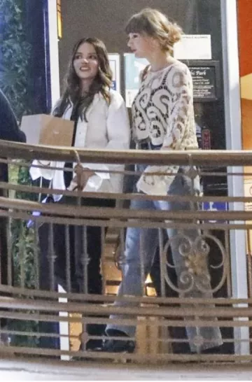 Anthropologie Aimee Claw Hair Clip Set worn by Taylor Swift in Los Angeles on October 29, 2023