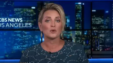 Chemise à double poche à fleurs Ann Taylor en Sea Storm portée par Jamie Yuccas comme on le voit dans CBS Mornings le 18 octobre 2023