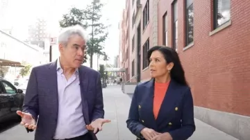 Blazer Banana Republic Captains porté par Meg Olivera tel qu’on le voit dans CBS Mornings le 20 octobre 2023