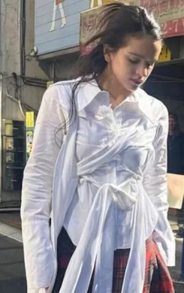 Blusa anudada de Saint Sintra usada por Rosalía en su publicación de Instagram el 20 de junio de 2023