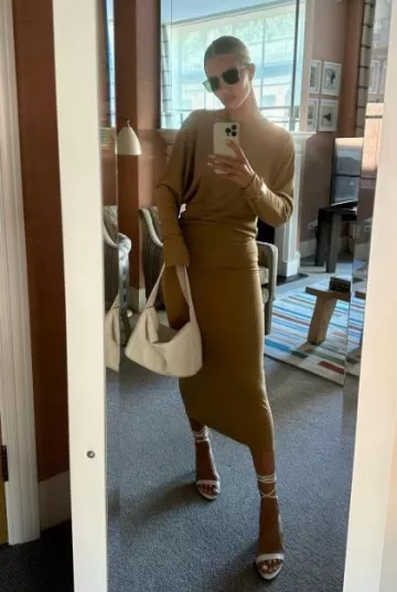 Sandalias de cuero con cordones The Row Maud usadas por Rosie Huntington-Whiteley en su publicación de Instagram el 20 de octubre de 2023