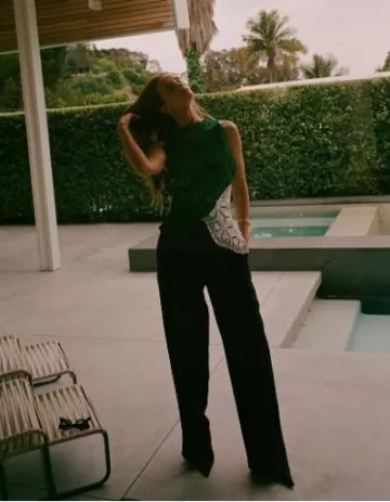 Jacques Marie Mage Whiskeyclone porté par Rosie Huntington-Whiteley sur son post Instagram le 20 octobre 2023