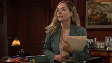 Blazer ceinturé Maje Villette porté par Hope Logan (Annika Noelle) dans The Bold and the Beautiful le 19 octobre 2023