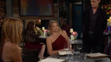 Vestido drapeado de un solo hombro de Halston Camille usado por Summer Newman (Allison Lanier) como se ve en The Young and the Restless el 17 de octubre de 2023