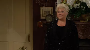 Conjunto de chaqueta de cuentas R&M Richards con pantalón a juego usado por Traci Abbott (Beth Maitland) como se ve en The Young and the Restless el 18 de octubre de 2023