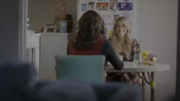 Alice + Olivia Buffy Minifalda de cintura fruncida usada por Harmonie Krieger como se ve en Emparejamiento judío (T01E01)