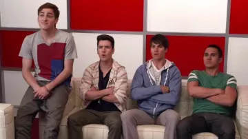 AJ Armani Jeans Camiseta de manga corta multicolor con cuello en V usada por Kendall Knight (Kendall Schmidt) en Big Time Rush (T03E03)
