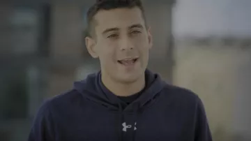 Sudadera con capucha Under Armour Hustle Fleece usada por Noah Delmonte como se ve en Jewish Matchmaking (T01E07)