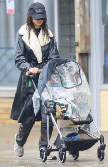 New Balance 574 Snea worn by Emily Ratajkowski in NYC on October 20, 2023