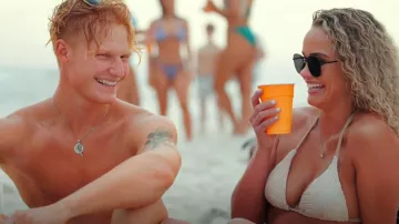 Traje de baño Shein Textured Triangle Tie Side Bikini usado por Baylee como se ve en Jewish Matchmaking (S01E04)