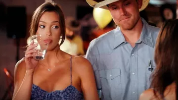 Aeropostale Floral Sweetheart Cinched-Tie Mini Dress usado por Brit como se ve en Jewish Matchmaking (S01E04)