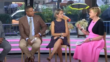 Oscar de la Renta Vestido midi de lana con costura curva usado por Anne Thompson como se ve en Today el 21 de octubre de 2023