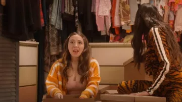Alice + Olivia Rhea Tank usado por Izzy Levine (Esther Povitsky) como se ve en Dollface (T02E01)
