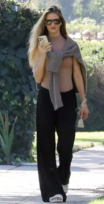 Khaite x Oliver Peoples 1977C en dégradé Taupe et Umber porté par Rosie Huntington-Whiteley à Los Angeles le 21 octobre 2023