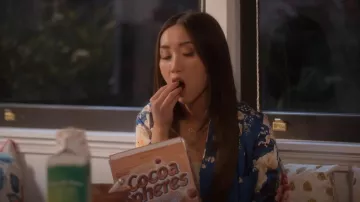 Iconos Objetos de Devoción La bata de pijama Draper usada por Madison Maxwell (Brenda Song) como se ve en Dollface (T02E01)