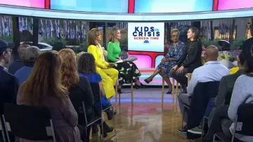 Zapato de mocasín de tacón cuadrado de Prada usado por Savannah Guthrie como se ve en Today el 20 de octubre de 2023