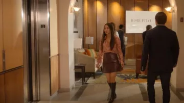 Jimmy Choo Chad 90 Botas usadas por Madison Maxwell (Brenda Song) como se ve en Dollface (T02E01)