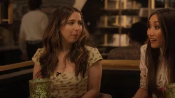 Top corto de mariposa Omighty usado por Izzy Levine (Esther Povitsky) como se ve en Dollface (T02E02)