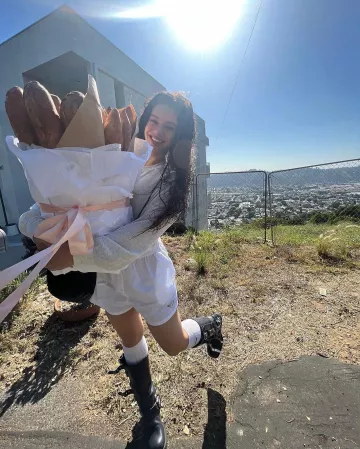 Calcetines blancos de Miu Miu usados por Rosalía en su Instagram el 17 de octubre de 2023