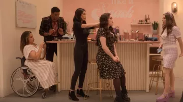 Vestido de botones de H&M usado por Sky (Santina Muha) como se ve en Dollface (T02E02)